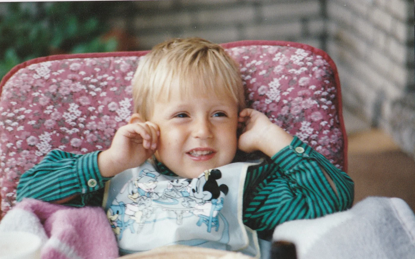 Originales Kinderfoto aus dem Jahr 1990 mit gestreiftem Oberteil und bedrucktem Latz