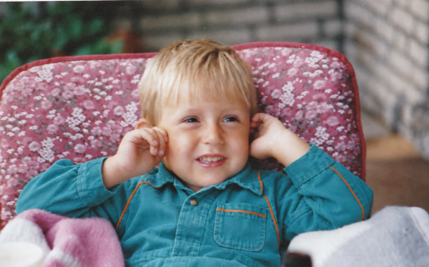 KI-Variante desselben Kinderfotos mit türkisfarbenem Maker-Overall