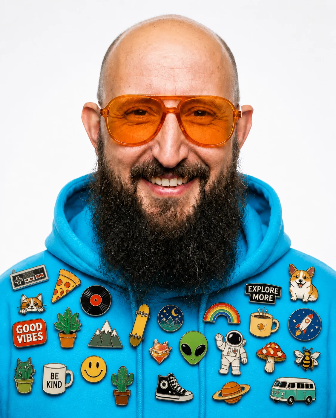 Porträt mit vielen farbigen Pins auf dem Hoodie