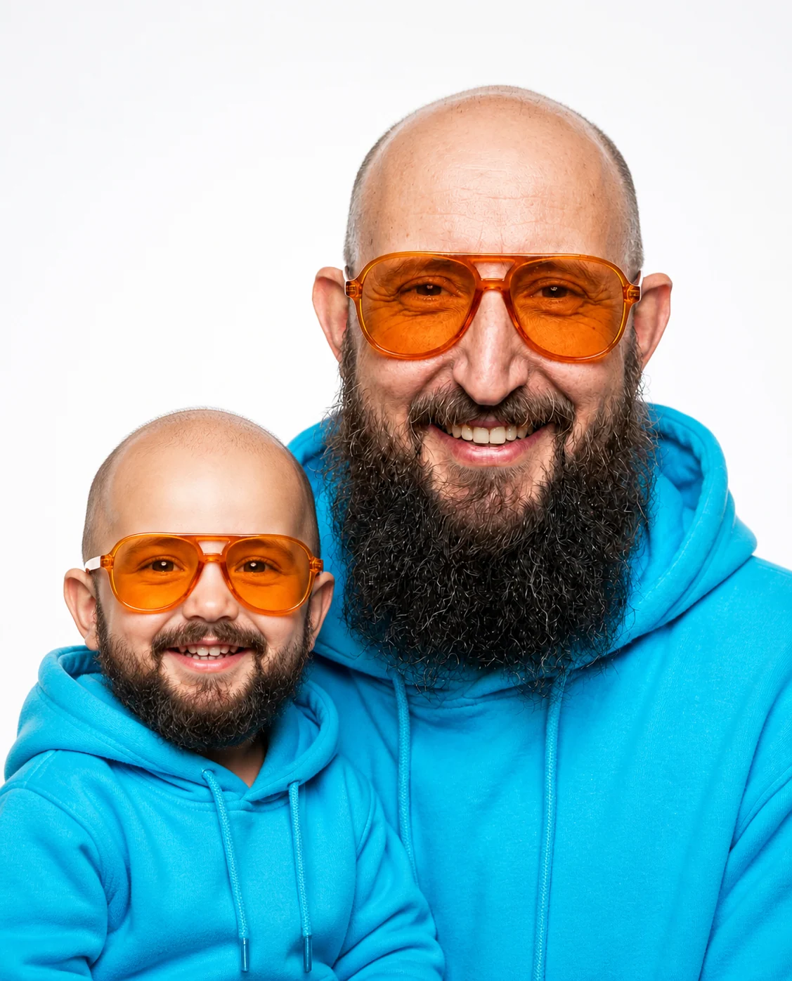 Erwachsene Person mit einer kleineren jüngeren Doppelgänger-Version
