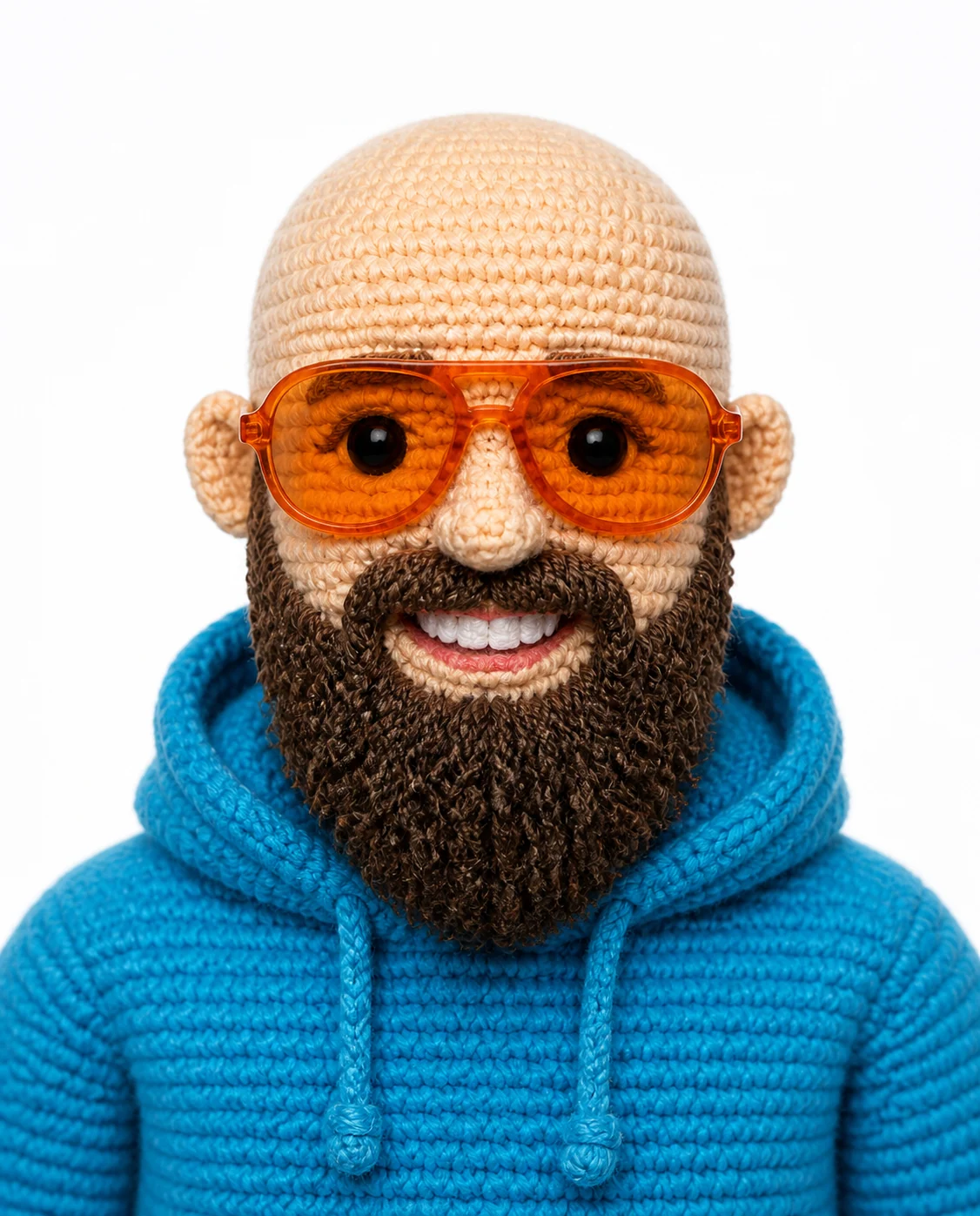 Gehäkelte Amigurumi-Figur mit orangefarbener Brille