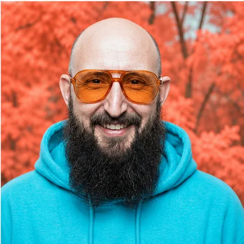 Falschfarben-Infrarotporträt mit türkisem Hoodie und korallfarbener Vegetation
