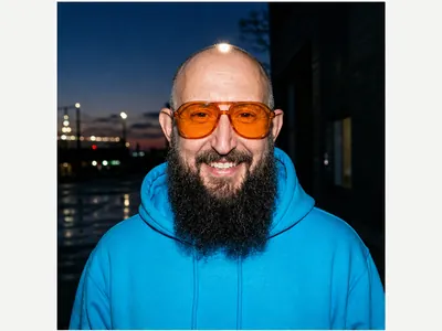 Nachtportrait mit Blitz: echtes Ergebnis des Prompts /directFlash