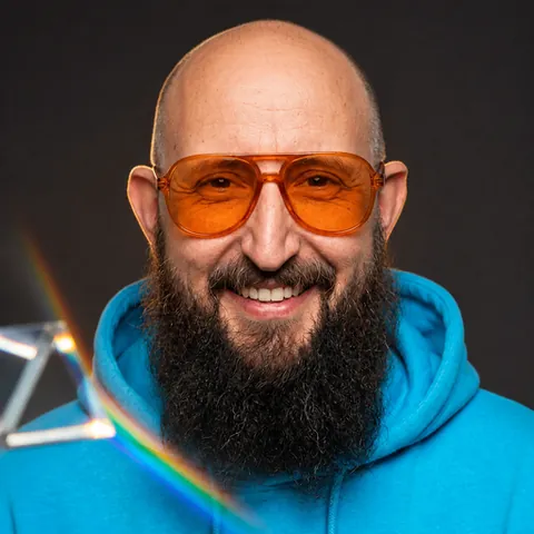 Porträt mit einem kontrollierten Regenbogenreflex durch ein kleines Prisma