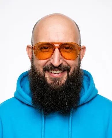 Ein klares Studio-Porträt: echtes Ergebnis des Bildprompts /studioHeadshot